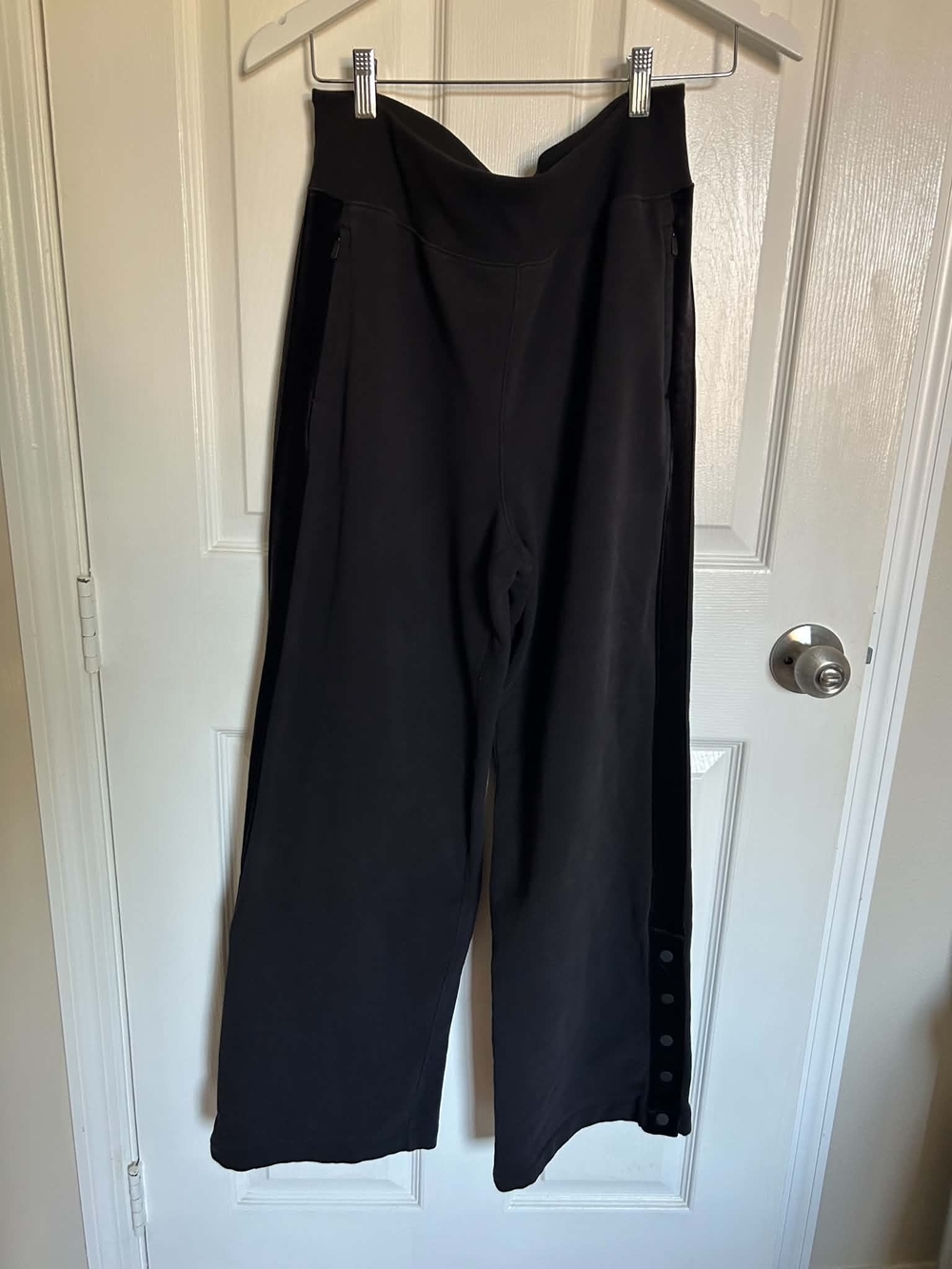 Athleta Black Wide Leg Pants Women’s M Side Zip Pockets Snap Hem Stretch